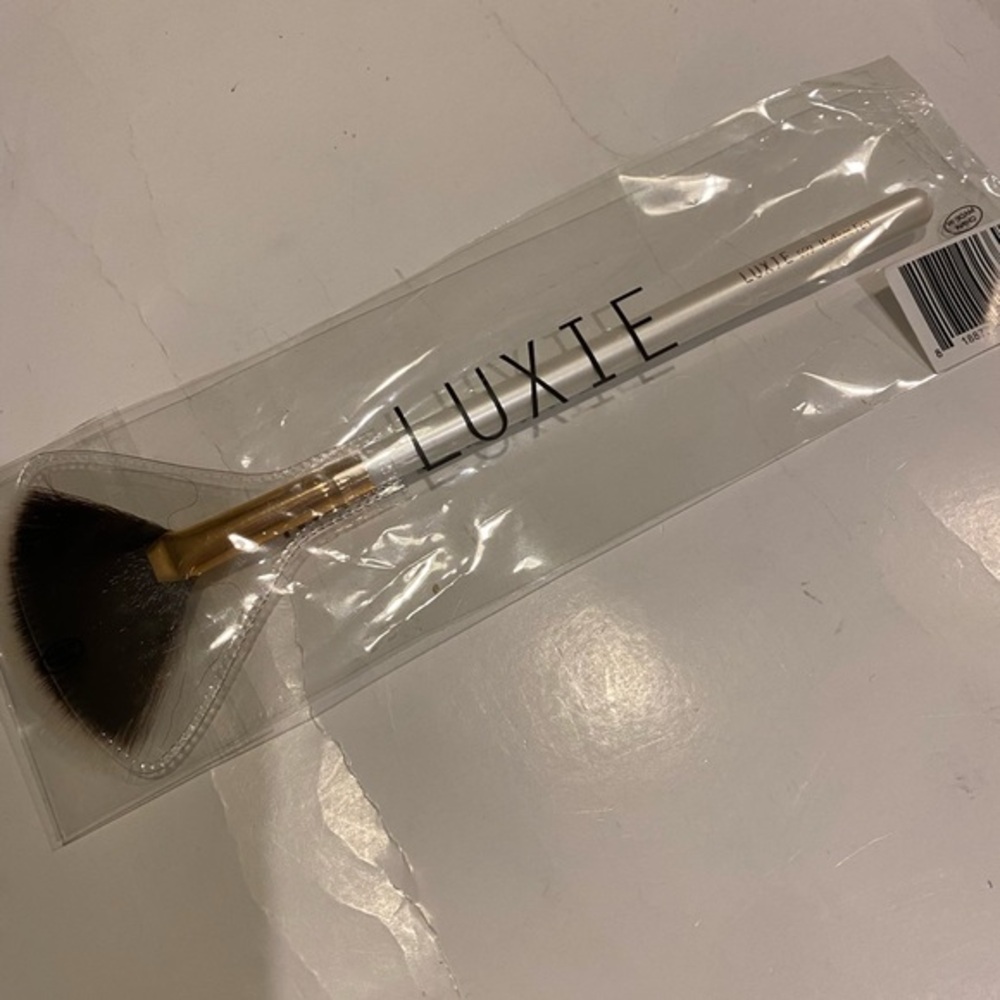 LUXIE 560 MEDIUM FAN BRUSH FLAWLESS BRAND NEW